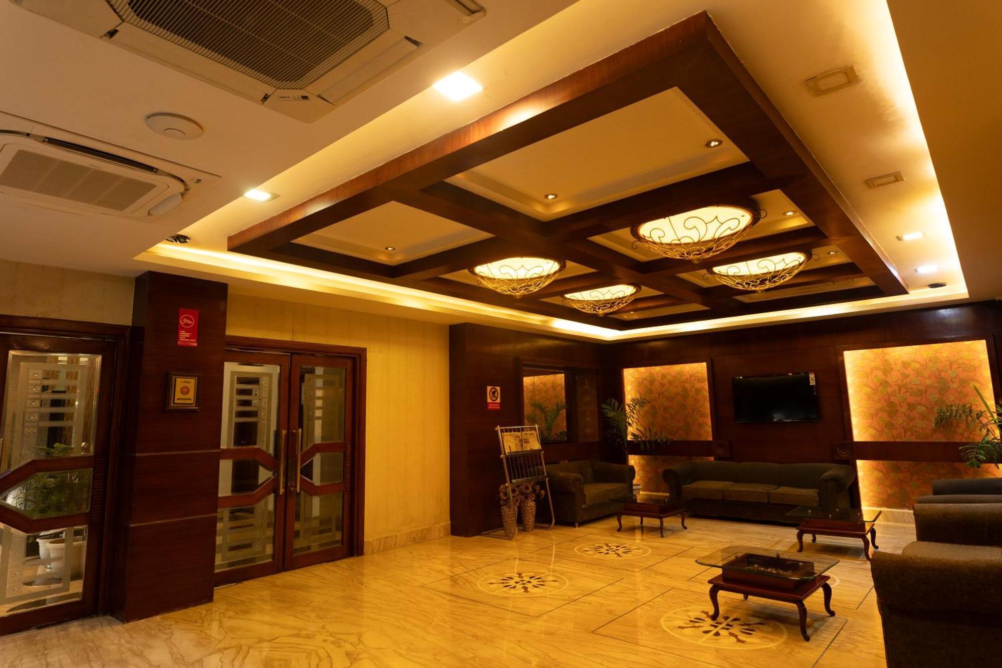 ורנאסי New Hotel Broadway מראה חיצוני תמונה