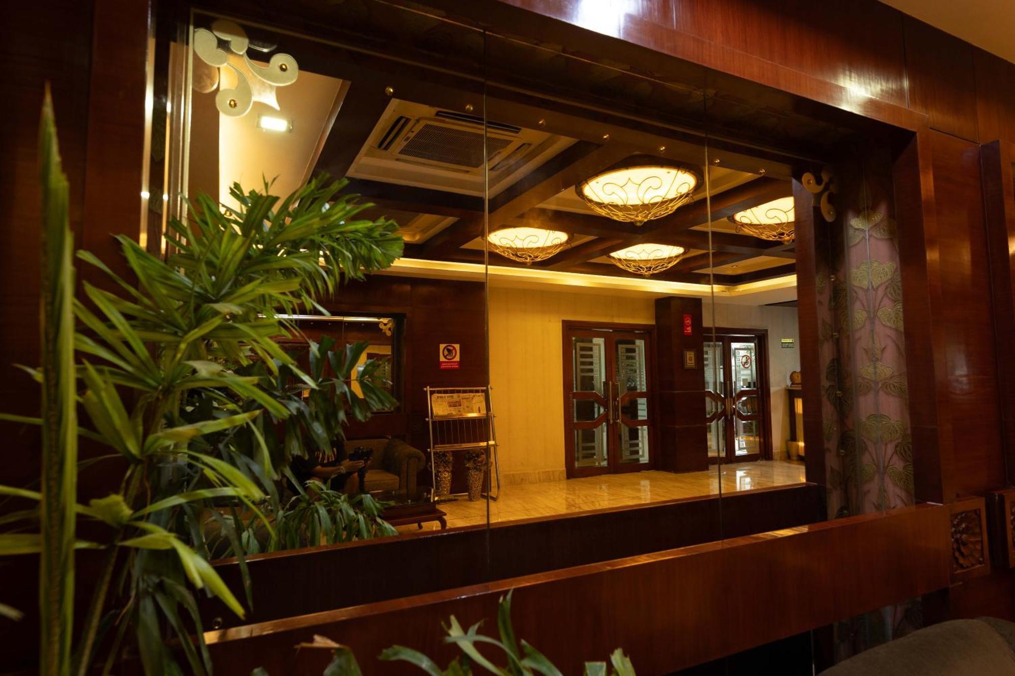 ורנאסי New Hotel Broadway מראה חיצוני תמונה