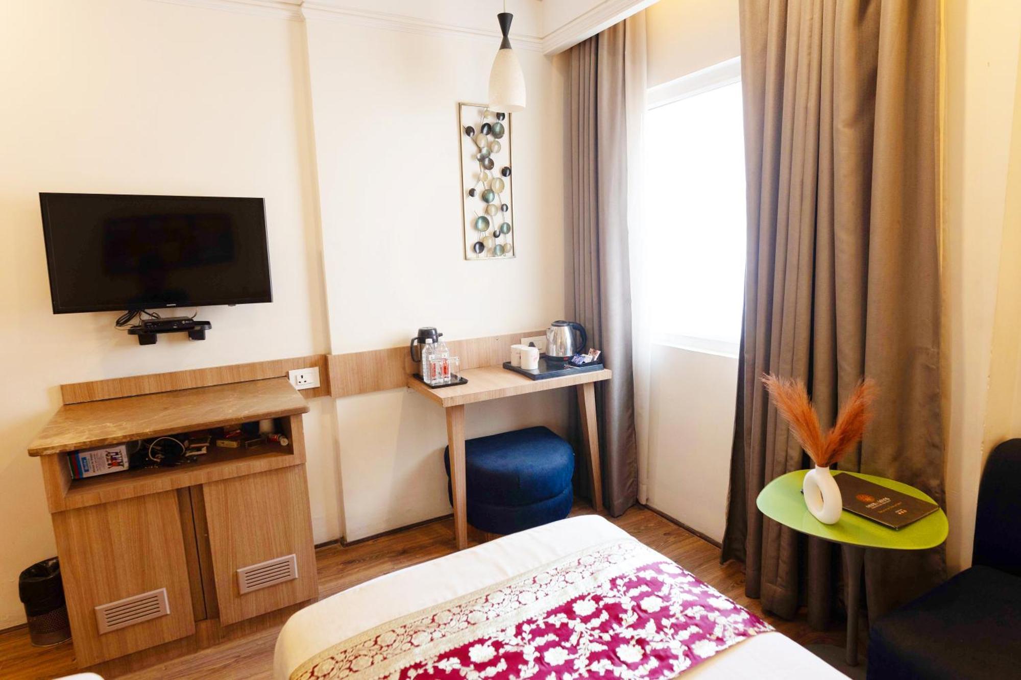 ורנאסי New Hotel Broadway מראה חיצוני תמונה