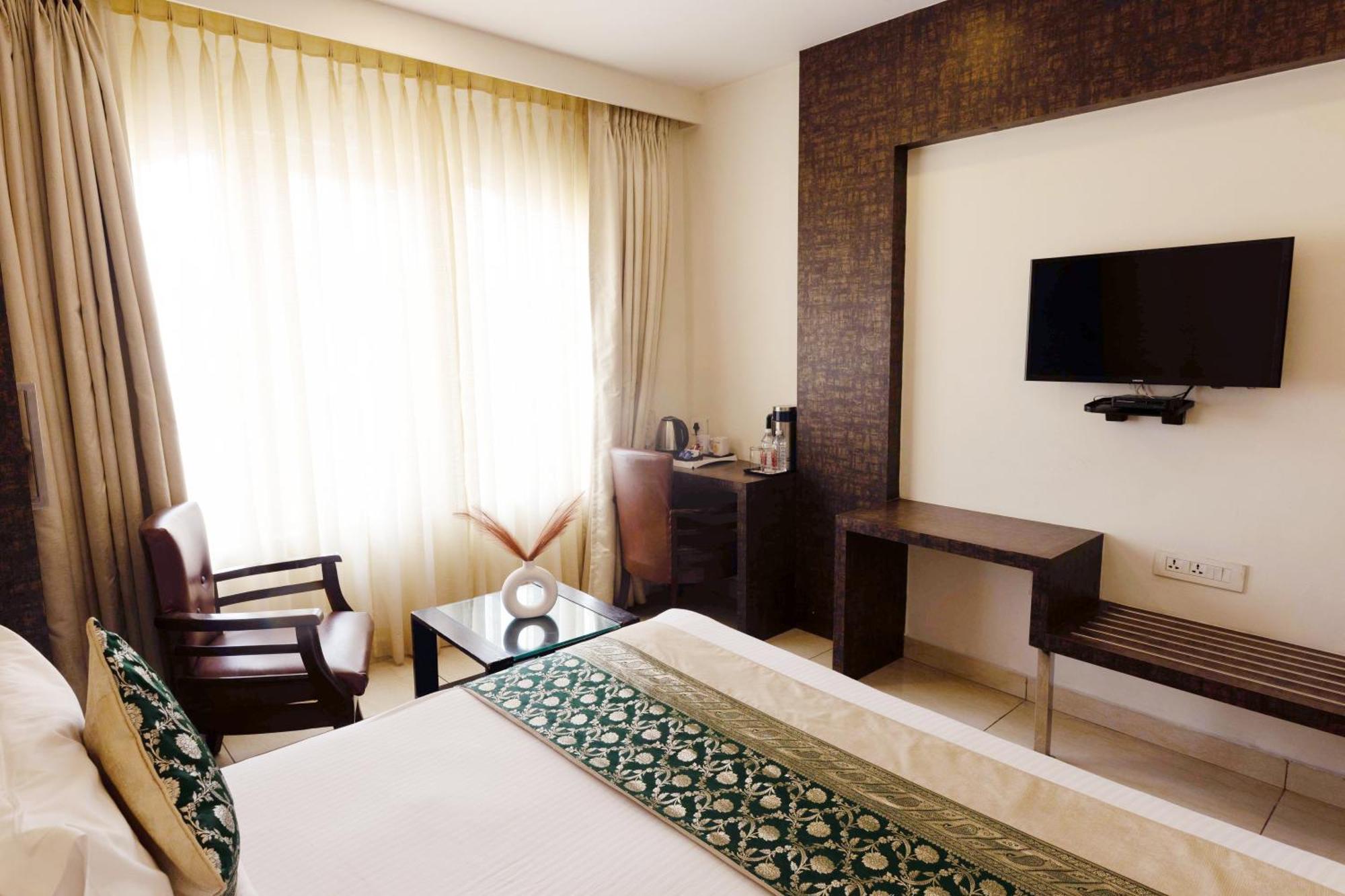 ורנאסי New Hotel Broadway מראה חיצוני תמונה