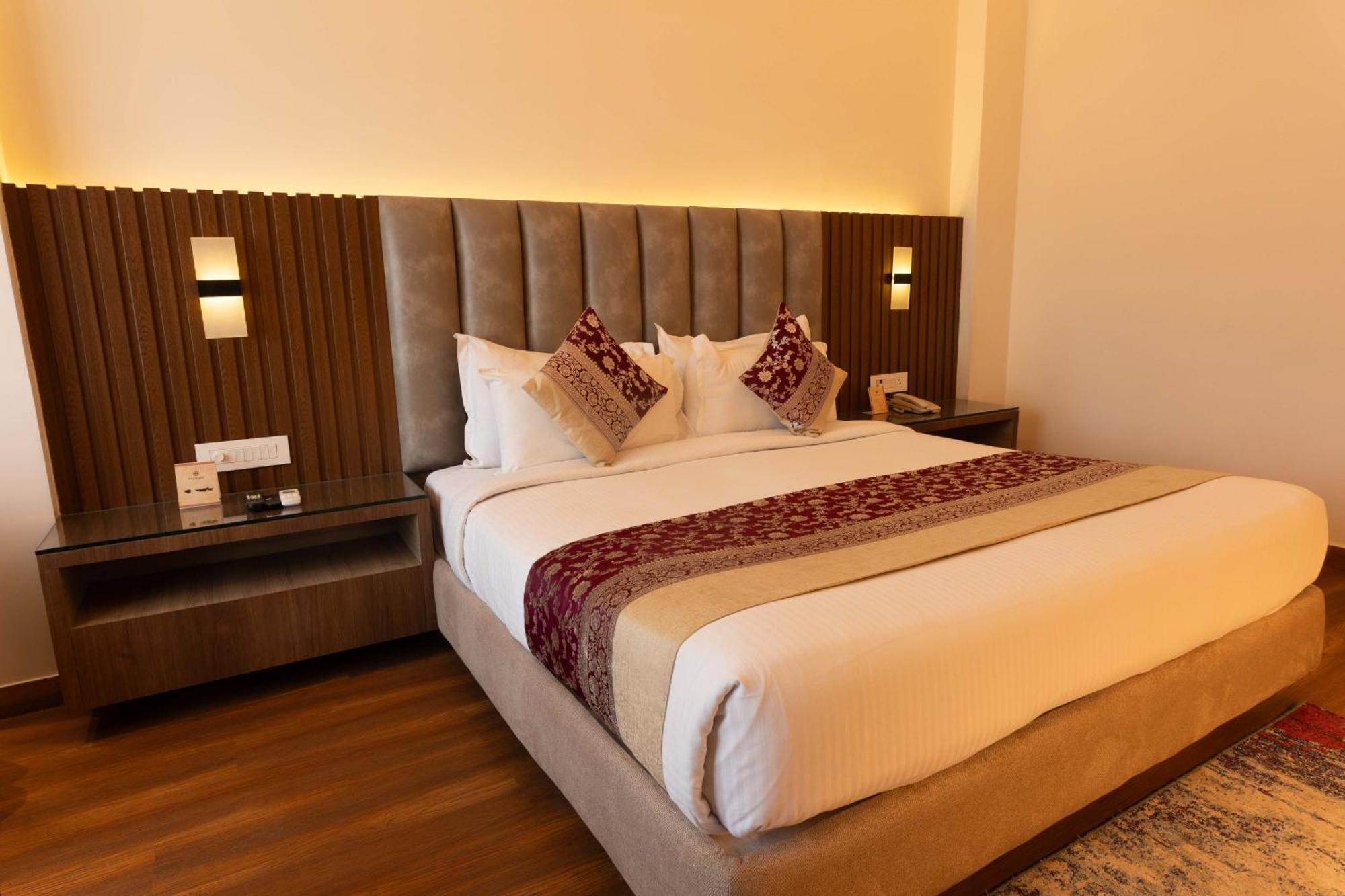 ורנאסי New Hotel Broadway מראה חיצוני תמונה