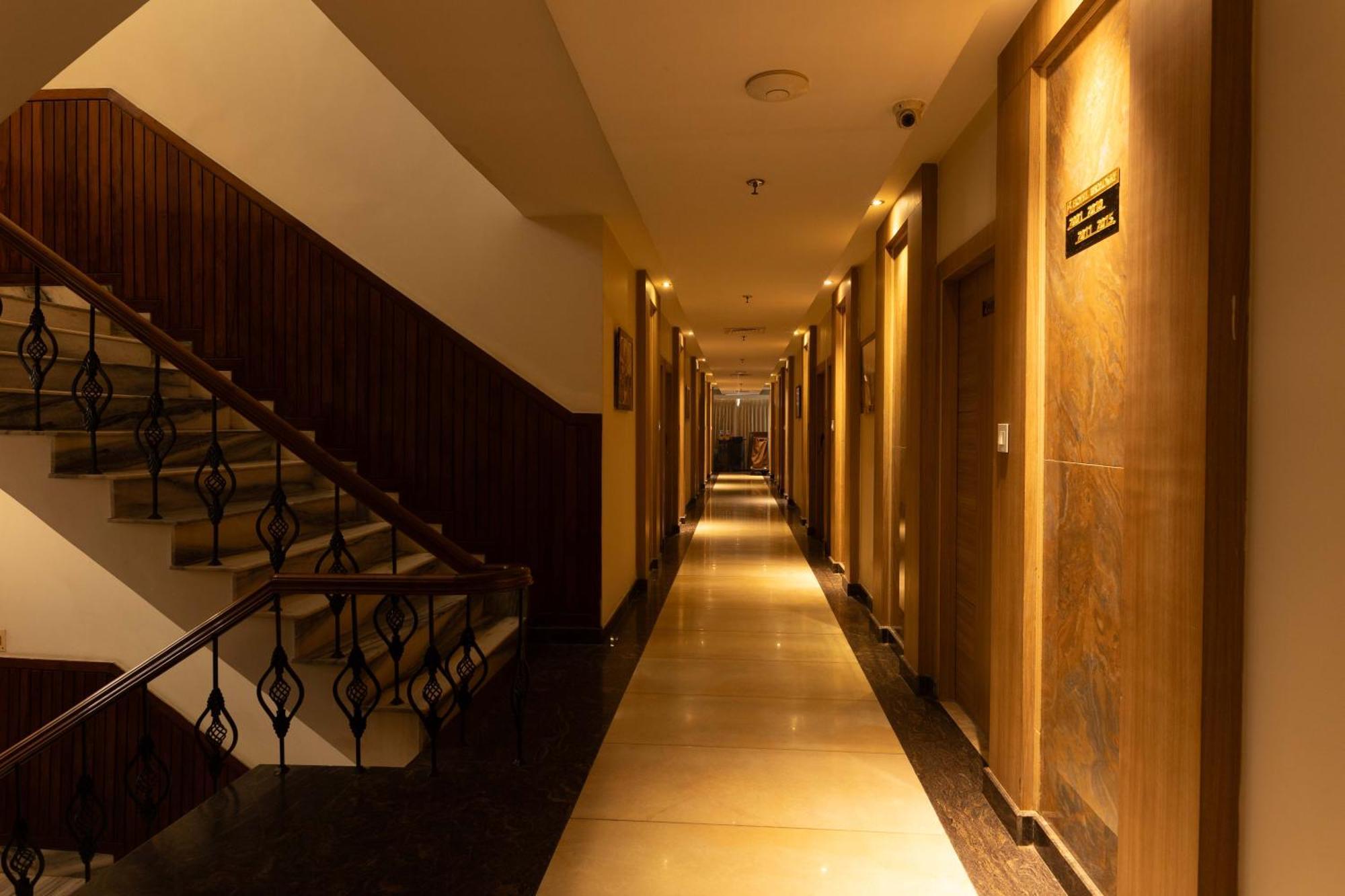 ורנאסי New Hotel Broadway מראה חיצוני תמונה