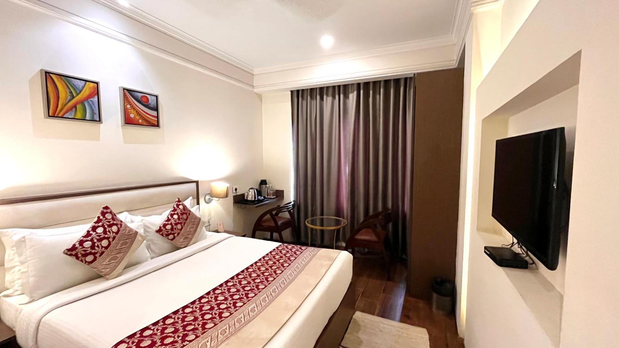 ורנאסי New Hotel Broadway מראה חיצוני תמונה