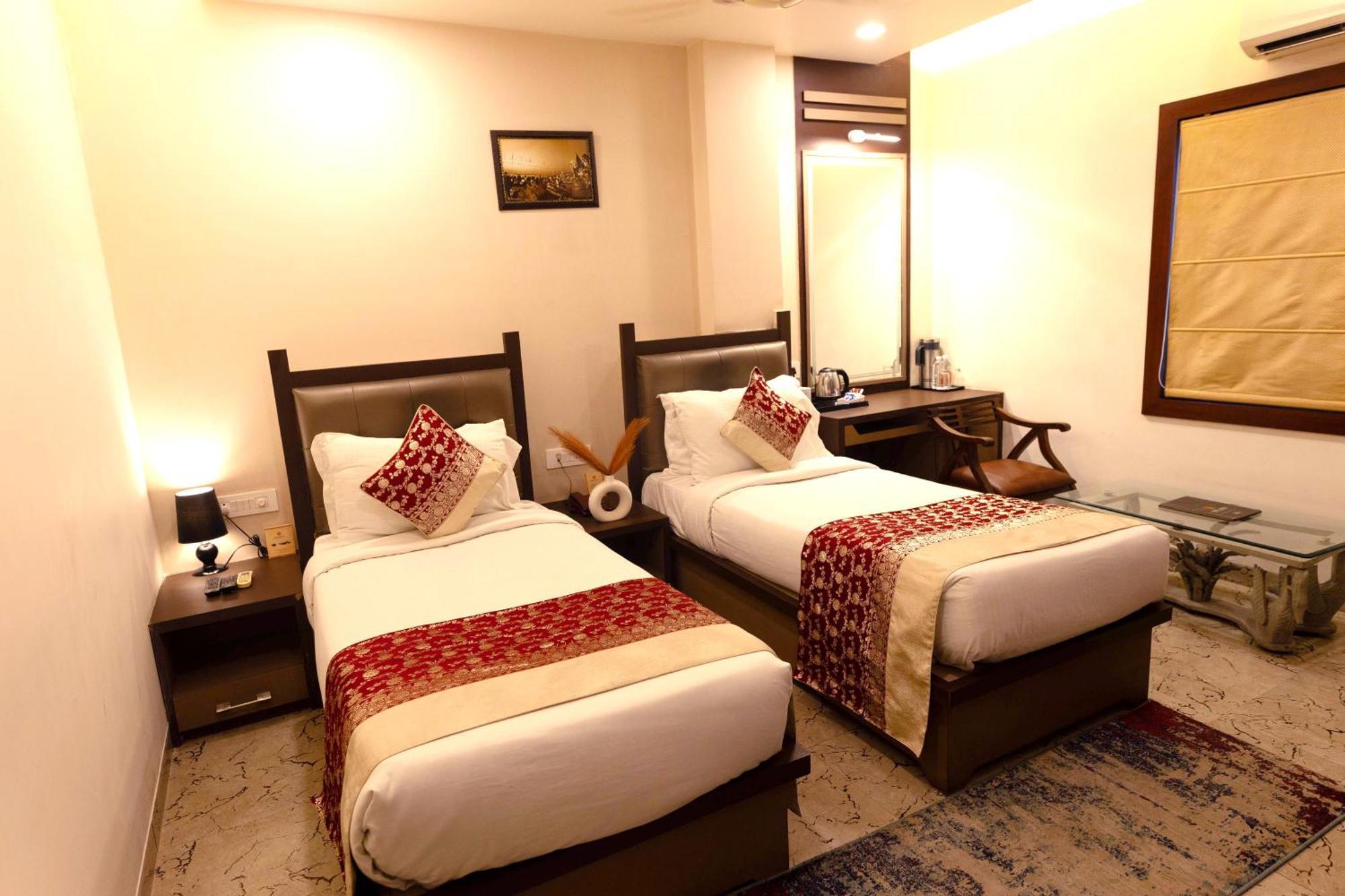 ורנאסי New Hotel Broadway מראה חיצוני תמונה