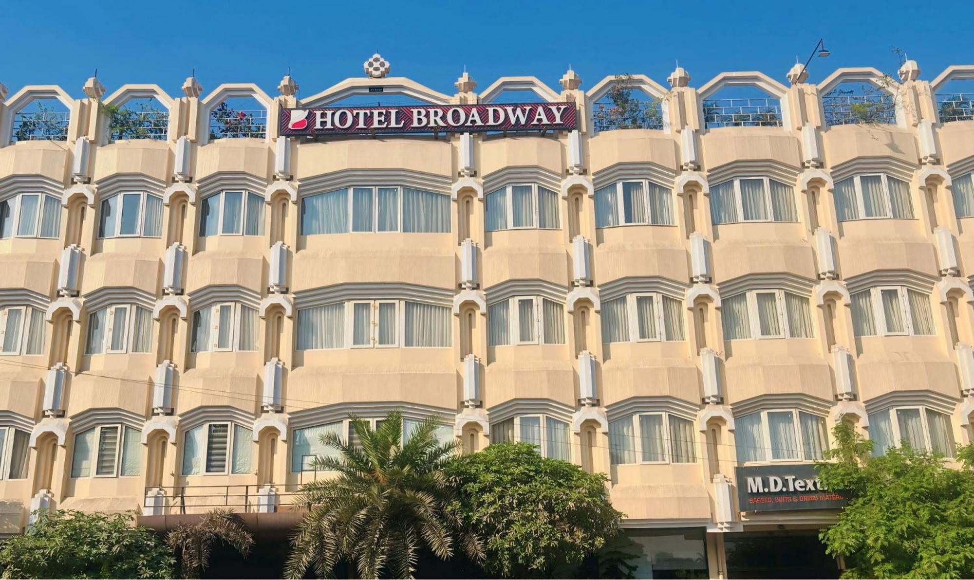 ורנאסי New Hotel Broadway מראה חיצוני תמונה