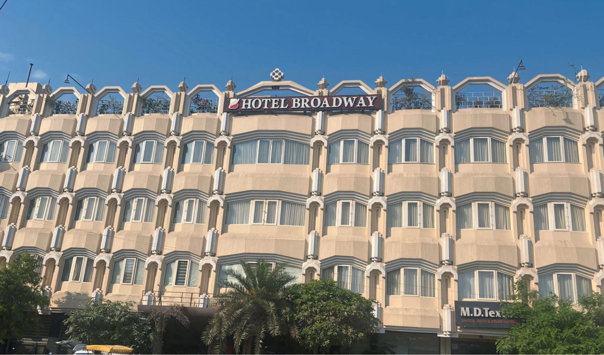 ורנאסי New Hotel Broadway מראה חיצוני תמונה