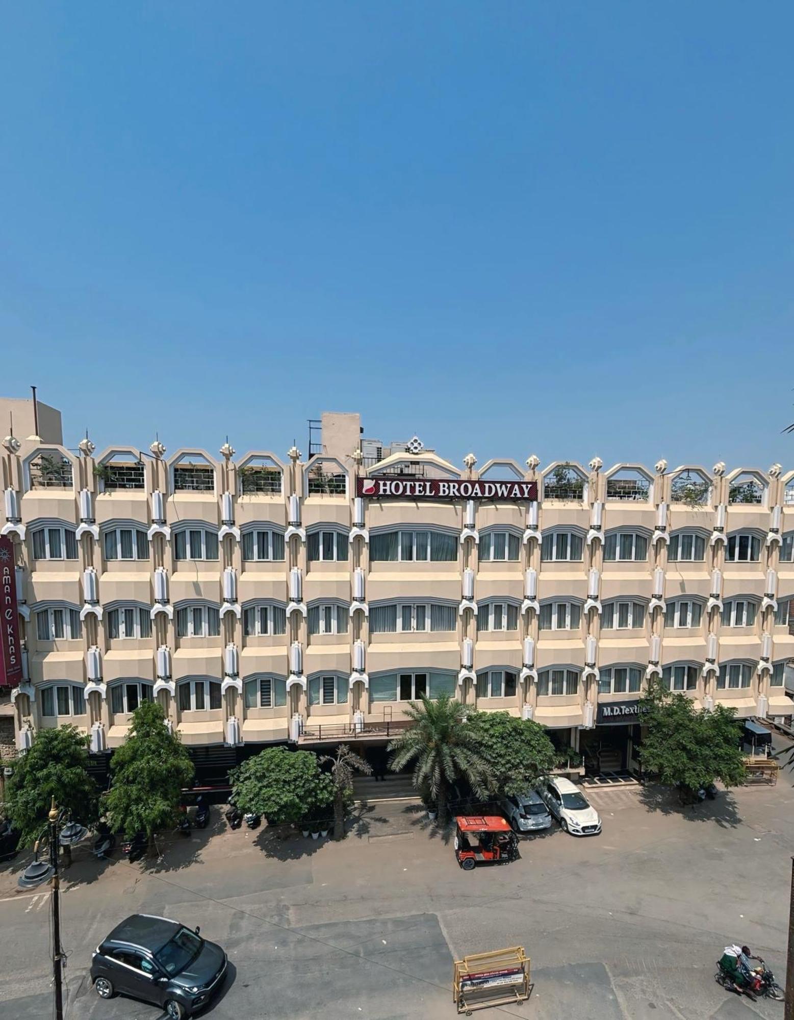 ורנאסי New Hotel Broadway מראה חיצוני תמונה