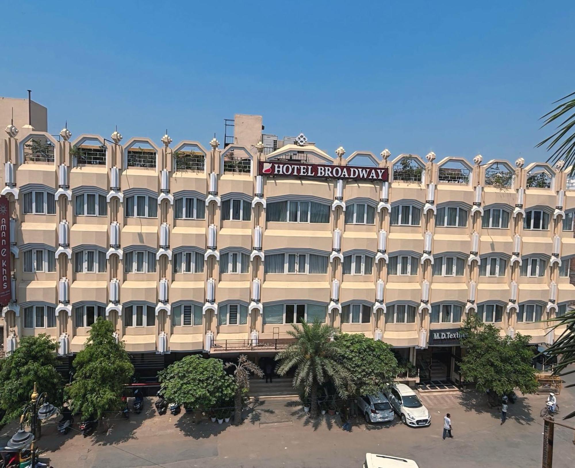 ורנאסי New Hotel Broadway מראה חיצוני תמונה