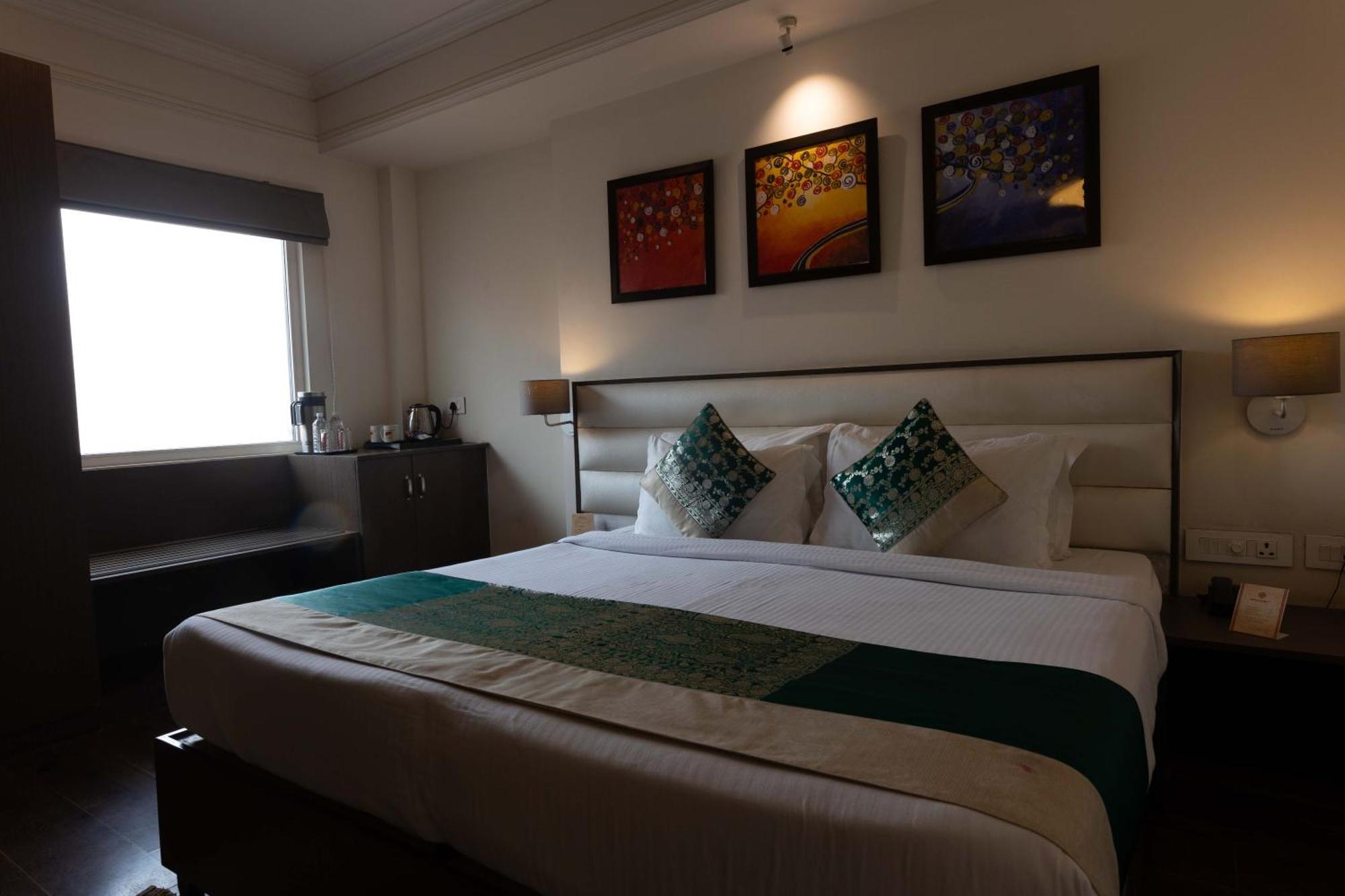ורנאסי New Hotel Broadway מראה חיצוני תמונה