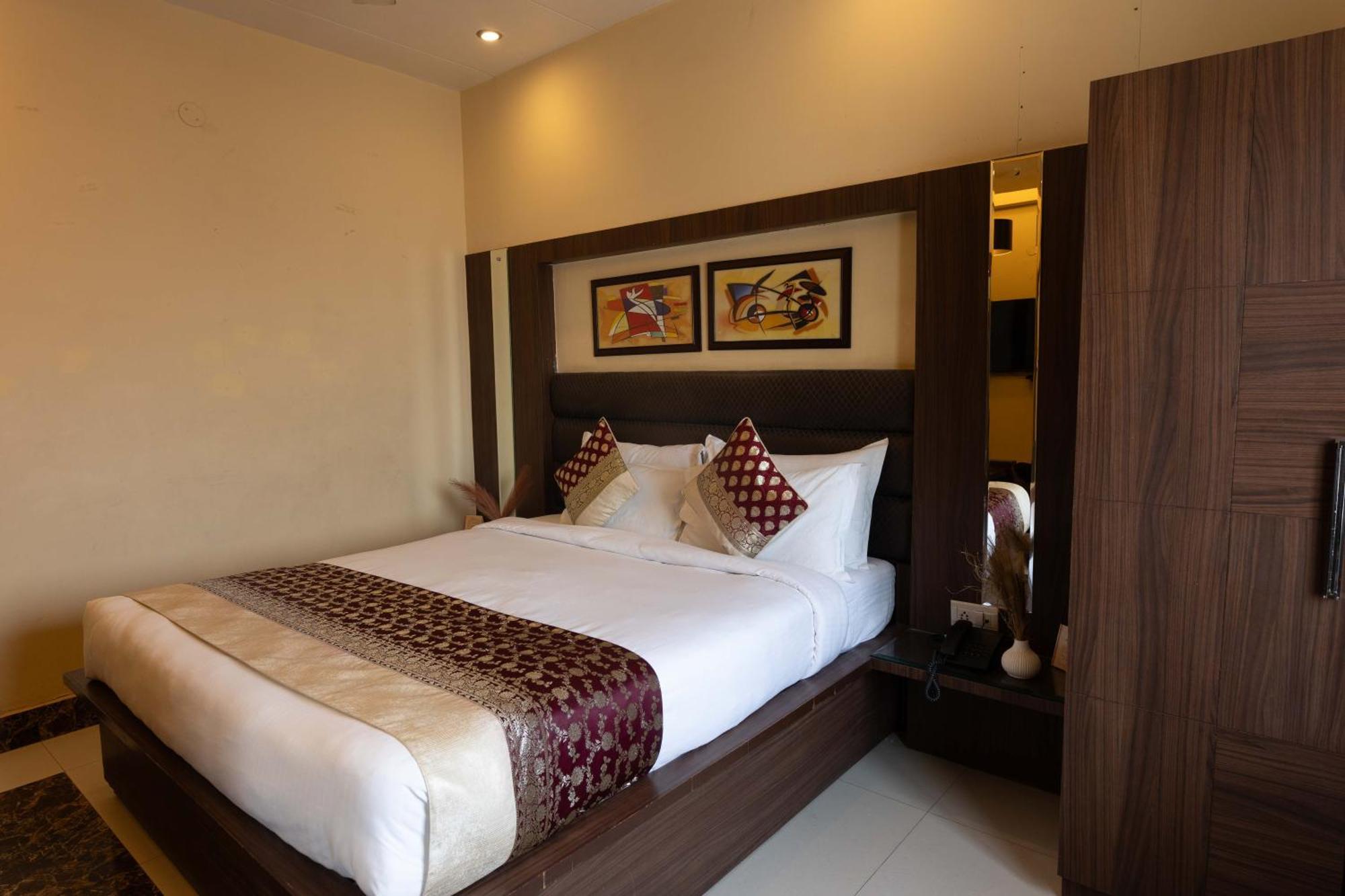 ורנאסי New Hotel Broadway מראה חיצוני תמונה